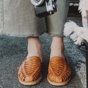 Harmonica Shoes Yadira Classic Huarache shoe in Cognac leather size 8 NWOT